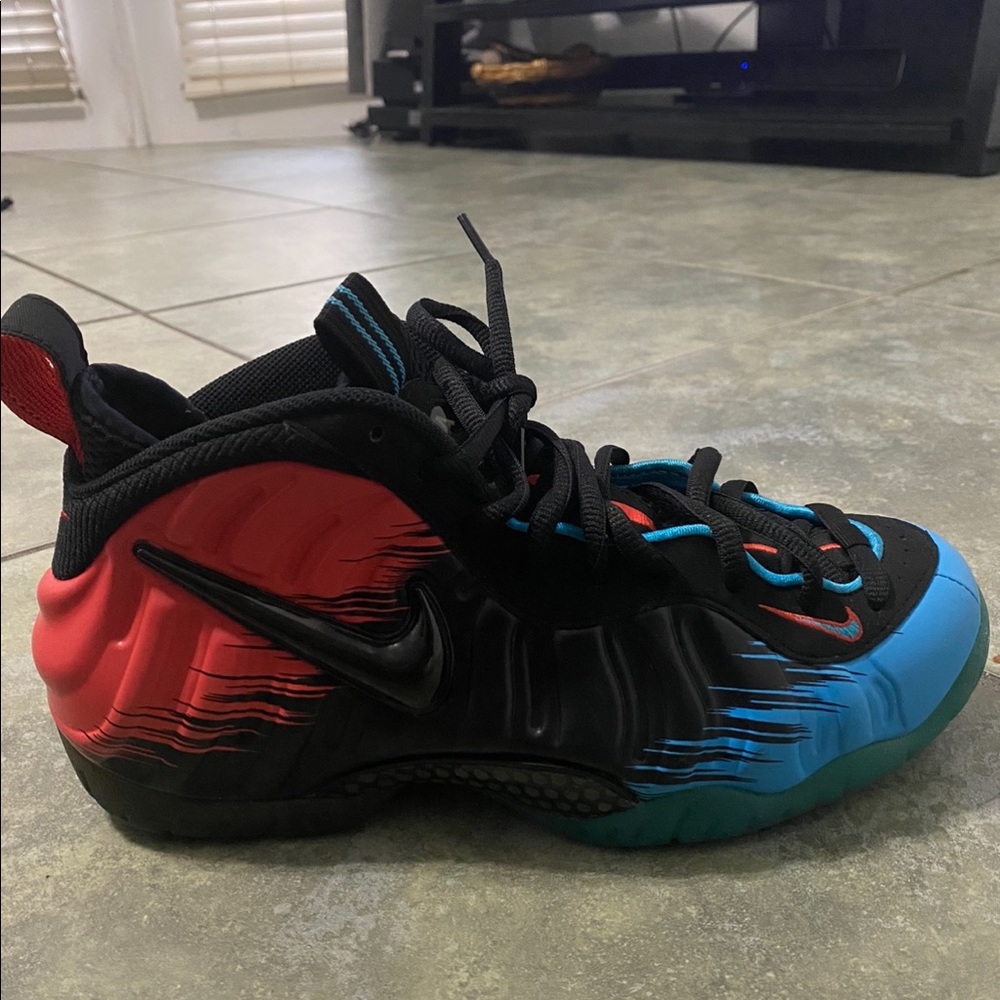 Nike Air Foamposite Pro Spiderman
Size 8